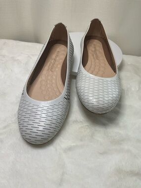 Walking Cradles Genuine Leather Perforated Ballet Flats - Size 10W